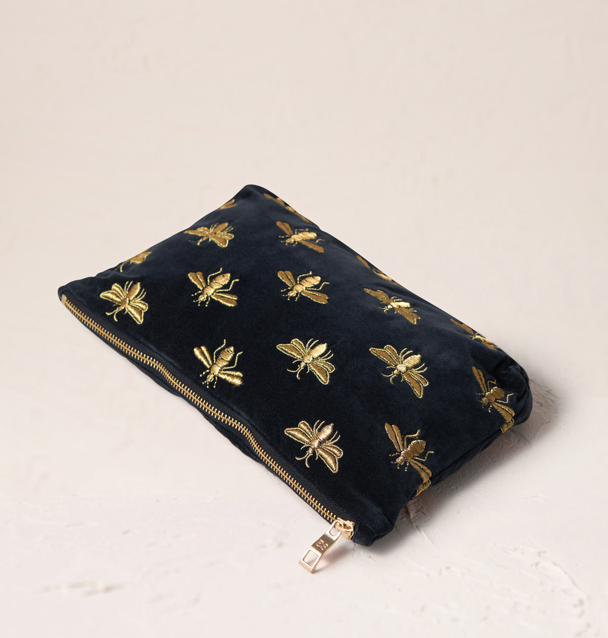 https://www.elizabethscarlett.com/cdn/shop/files/HoneyBeeCharcoalVelvetEverydayPouch-3_eebee696-3e65-42ce-8e73-7536fd8b5a80.jpg?v=1696604733