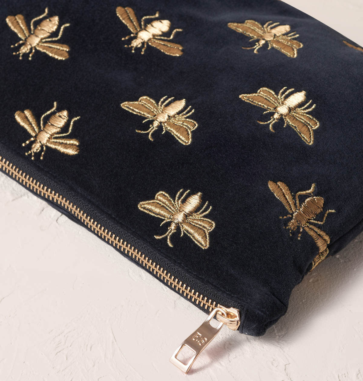 https://www.elizabethscarlett.com/cdn/shop/files/HoneyBeeCharcoalVelvetEverydayPouch-3_v2_b16776fe-6f18-465b-9b3b-d3bb4e1111db.jpg?v=1696604733